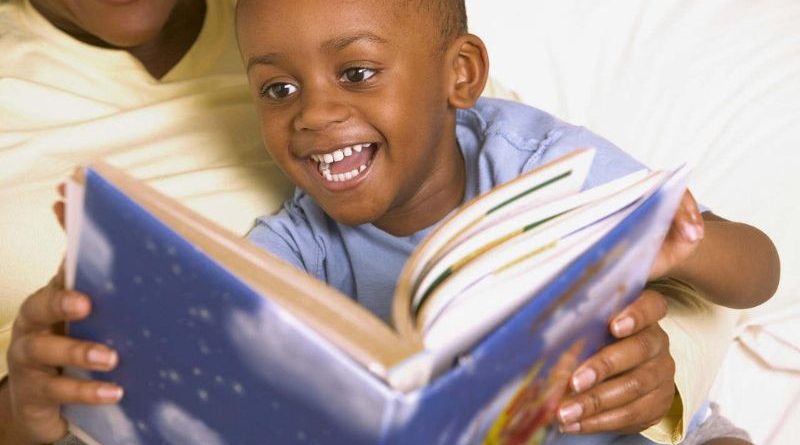 criança aprendendo leitura infantil com apoio dos pais em casa