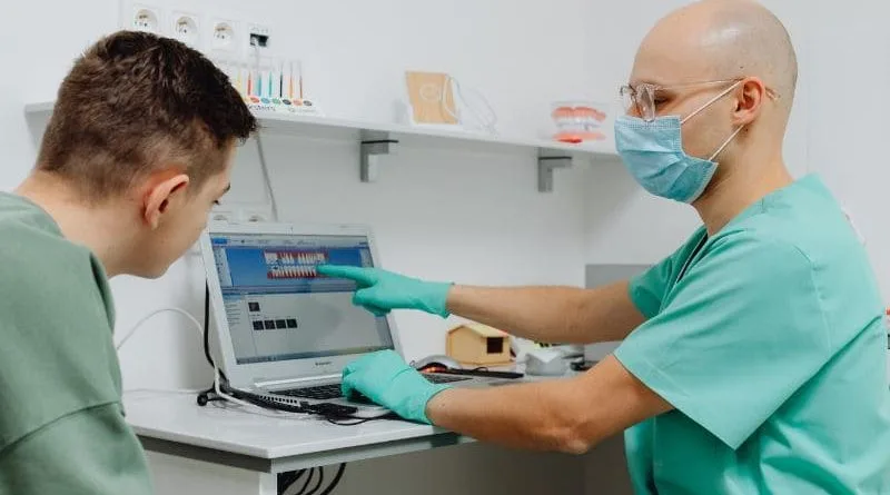 paciente internado recebendo toda orientação necessaria e explicaçao sobre medicacoes tomada e procedimentos.